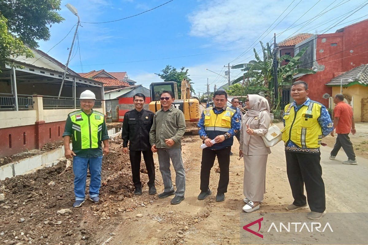 DPRD Batang sidak proyek proses pembangunan trotoar dan saluran air