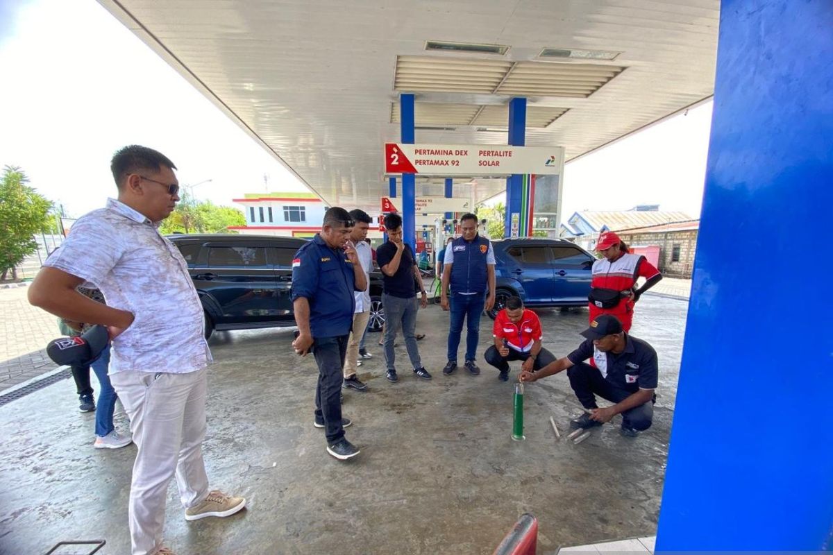 Polda NTT mengecek kualitas BBM bersubsidi 16 SPBU Kota Kupang