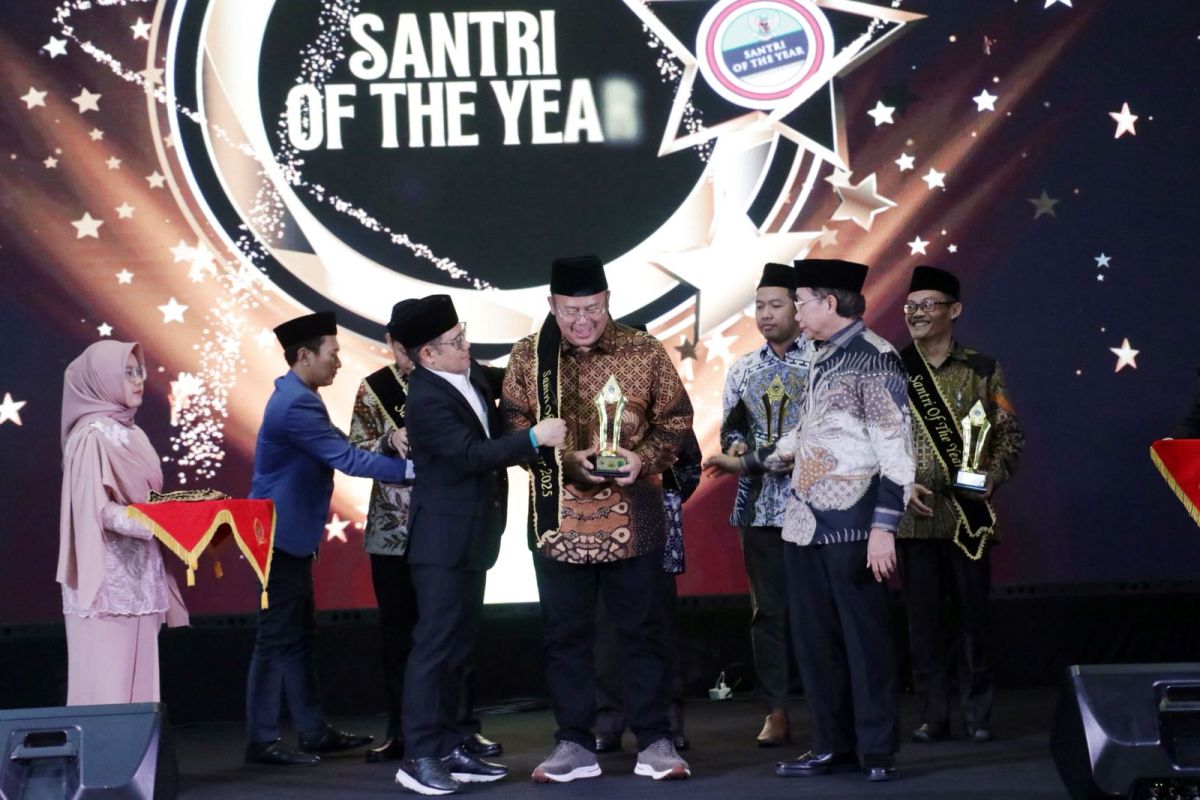 Wakil Ketua DPR RI raih penghargaan Santri Legislator Inspiratif 2025