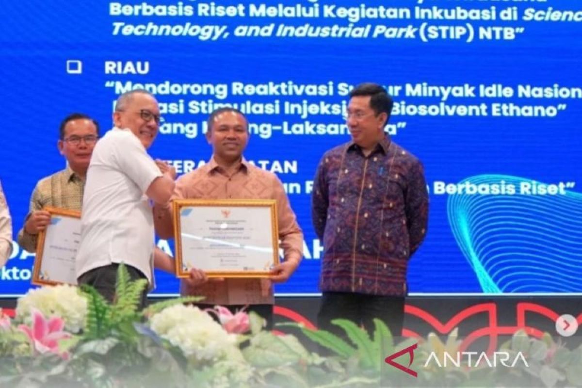 Galeri Foto - Gubernur Riau terima apresiasi BAPERIDA Optimal 2025