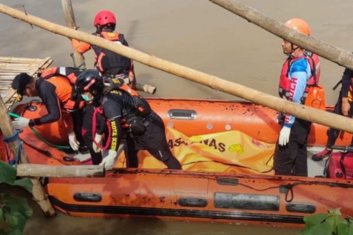 Tim SAR gabungan evakuasi kakek tercebur di Sungai Brantas