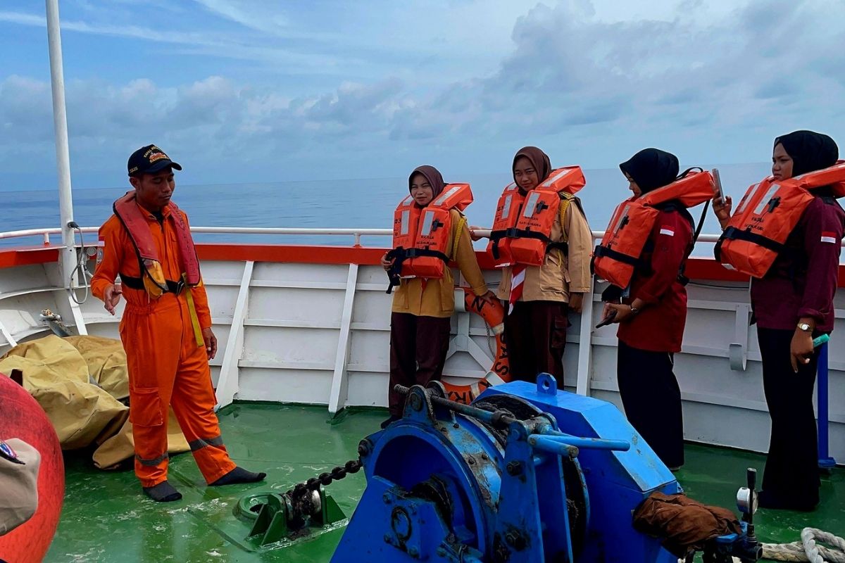 Basarnas Natuna kenalkan cara kerja kapal SAR ke pelajar
