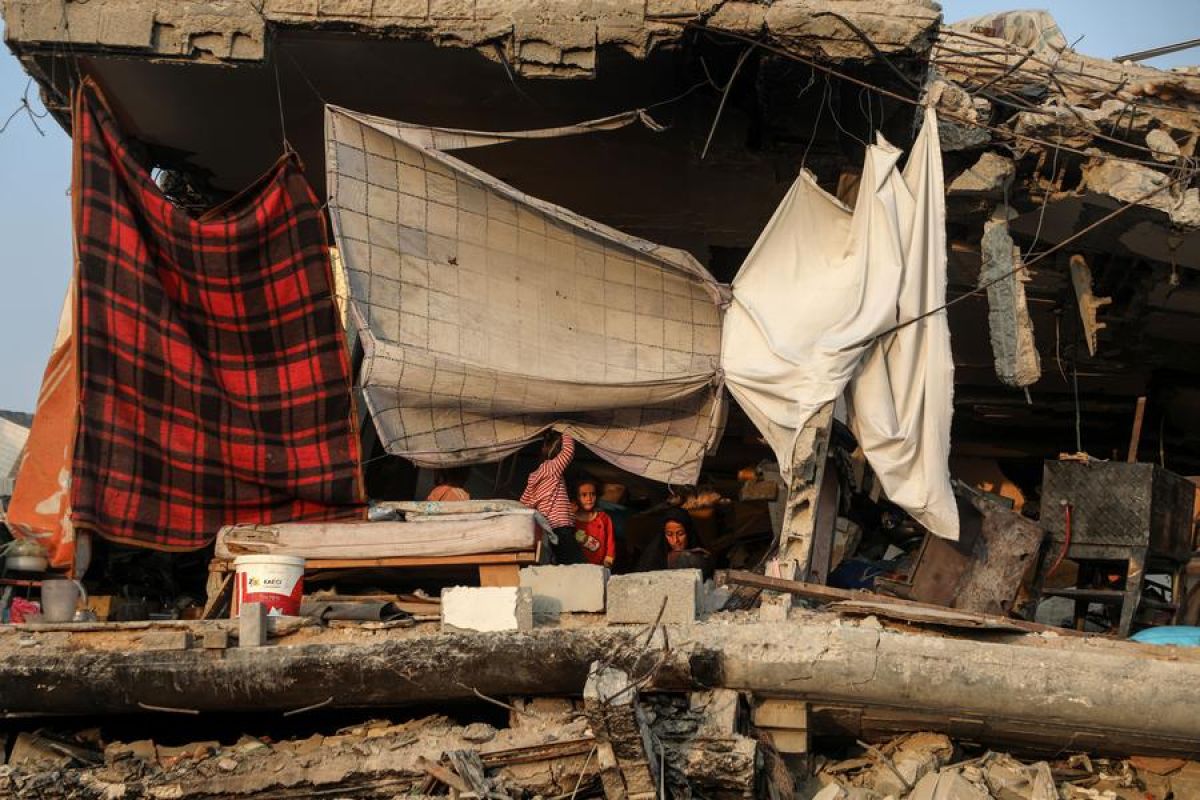 Warga Gaza berjuang dalam kegelapan imbas perang yang merusak jaringan listrik