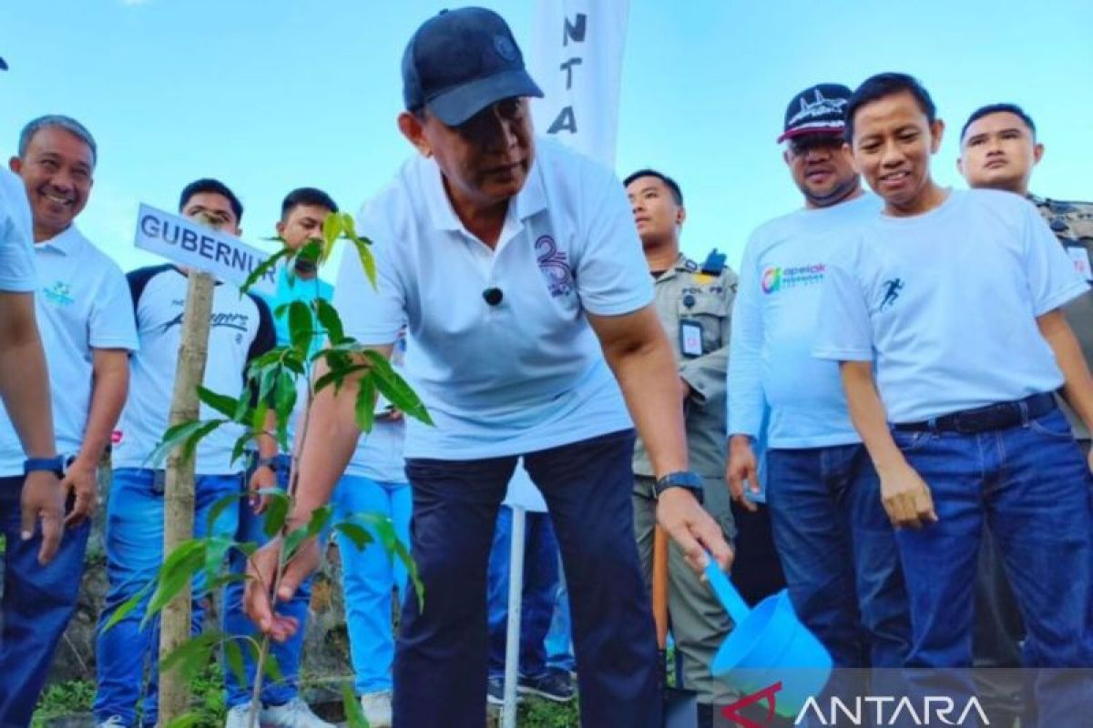 Gubernur Gusnar Ismail tanam pohon untuk investasi kesehatan