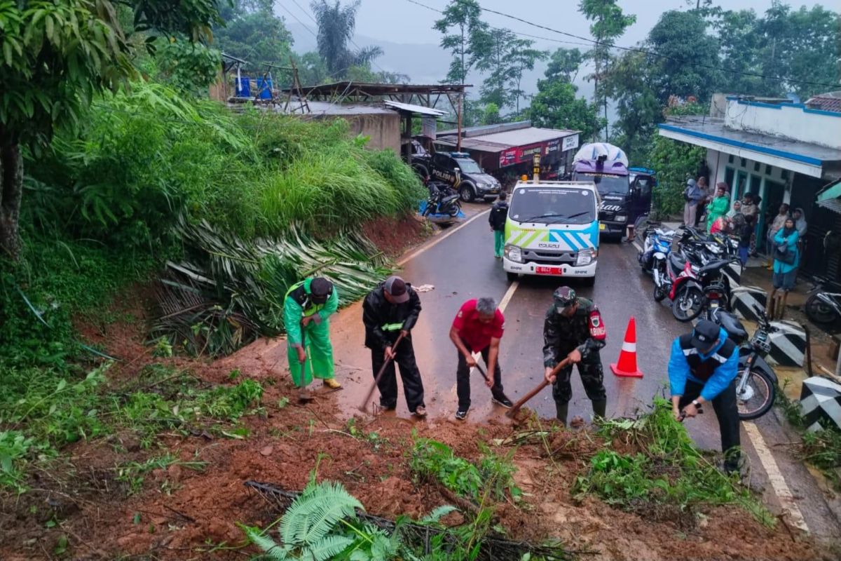Longsor tutup akses jalur selatan Pakenjeng-Bungbulang di Garut