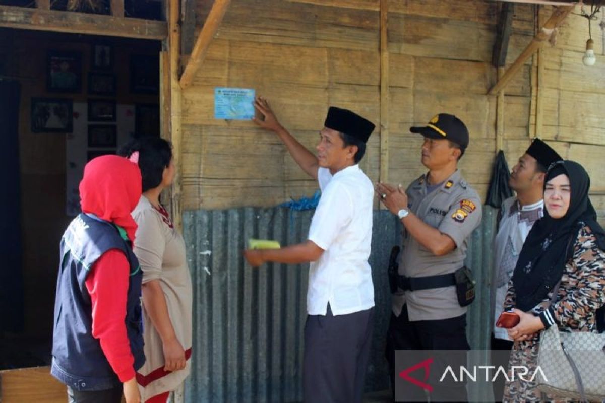 Stiker di dinding rumah dan luka di hati