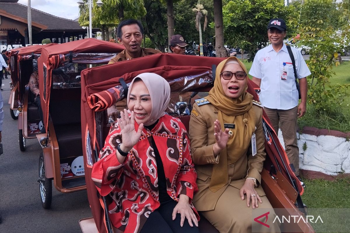 100 pengemudi becak di Demak terima bantuan becak listrik Presiden
