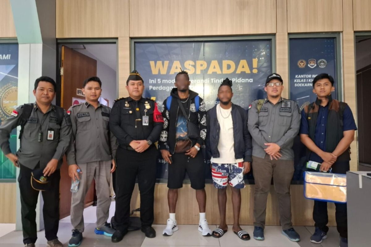 Imigrasi Pangkalpinang deportasi dua pemain sepak bola asing - ANTARA News Bangka Belitung