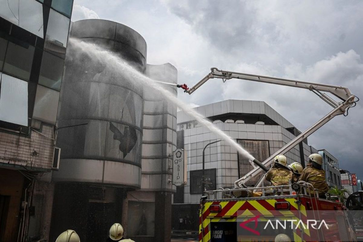 59 personel padamkan kebakaran di toko tekstil kawasan Fatmawati