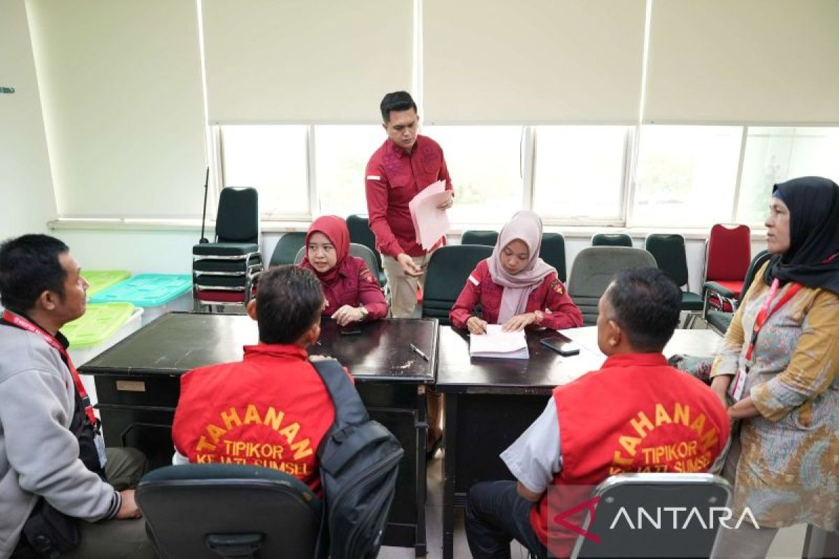 Tersangka jaksa gadungan yang ditangkap di OKI jalani proses hukum, kini dilimpahkan ke jaksa penuntut