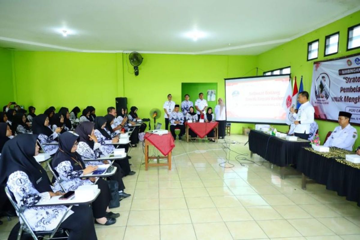 Bupati Kudus minta guru terus belajar dan mengikuti perkembangan TI