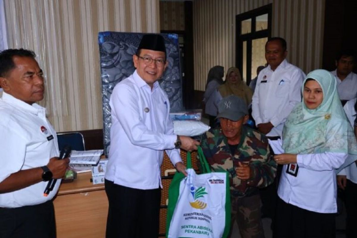 Wako Payakumbuh Zulmaeta serahkan bantuan atensi untuk 66 KPM