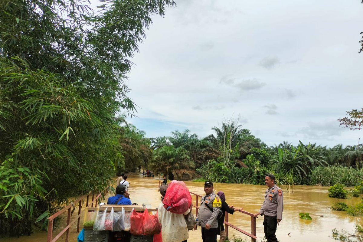 Tiga desa di Aceh Tamiang banjir, warga terpaksa naik rakit batang pisang