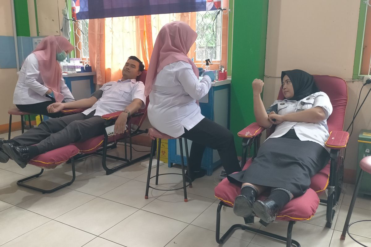 Puluhan pegawai Imigrasi Kelas I TPI Singkawang donor darah Hari Bakti Kemenimipas