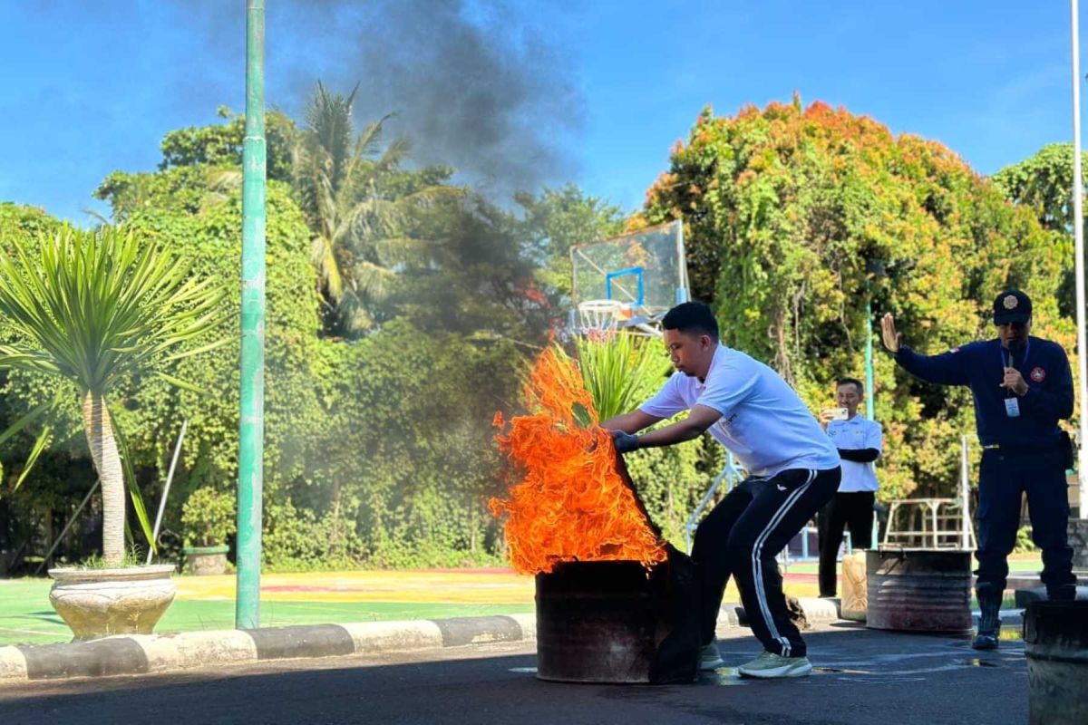 PLN gelar simulasi pemadaman kebakaran bersama Damkar Mataram