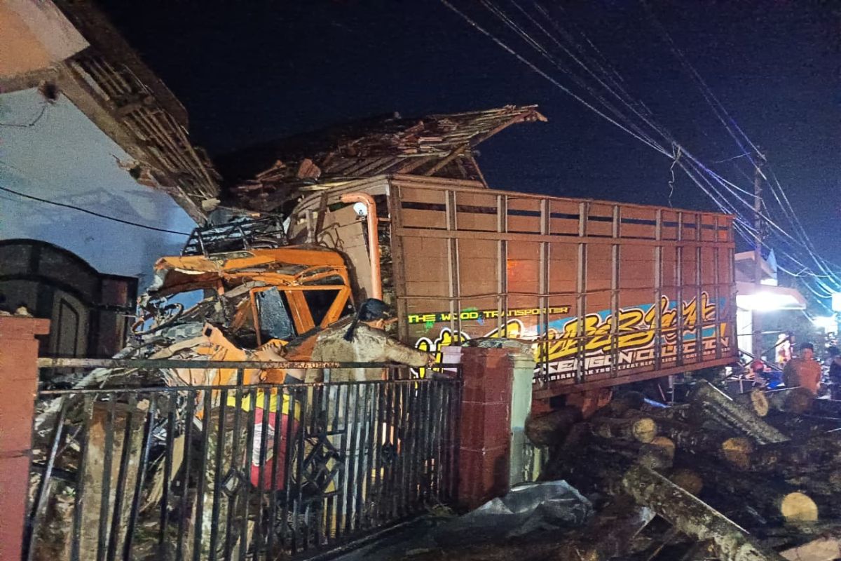 Polisi duga rem blong penyebab kecelakaan beruntun di lereng Semeru