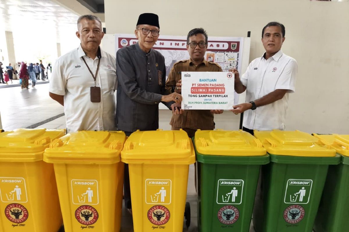 Tanamkan budaya peduli lingkungan, PT Semen Padang serahkan 16 tong sampah terpilah ke sekolah dan masjid Raya Sumbar