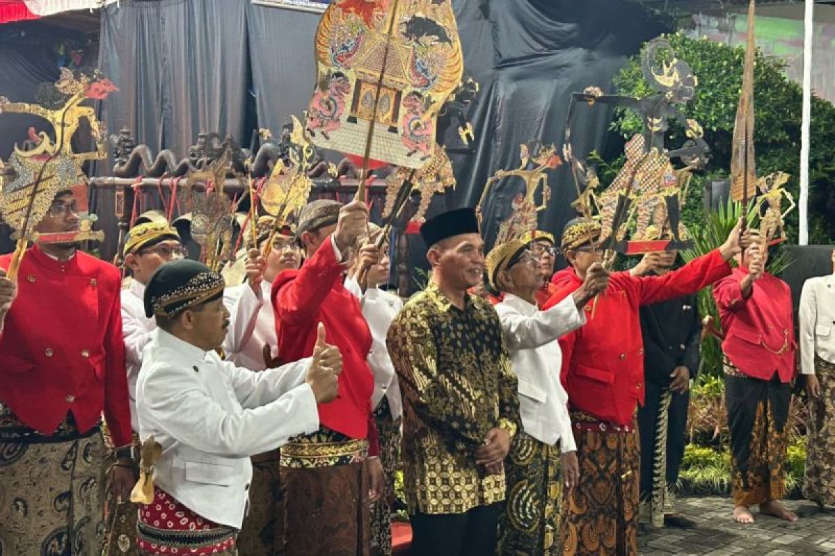 Ketua DPRD Jateng Sumanto dinobatkan sebagai Bapaknya Wayang Kabupaten Karanganyar
