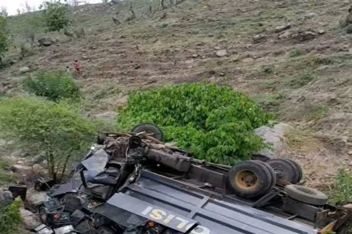 Muatan 5,6 ton amunisi TNI saat dibawa Truk Dalmas Polres Dompu terjungkal