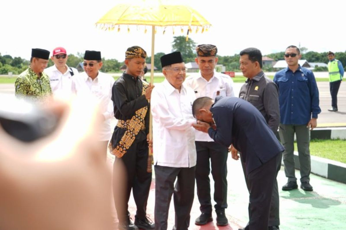 Bupati dan Wakil Bupati Bulungan Sambut Hangat Kedatangan Jusuf Kalla di Bandara Tanjung Harapan