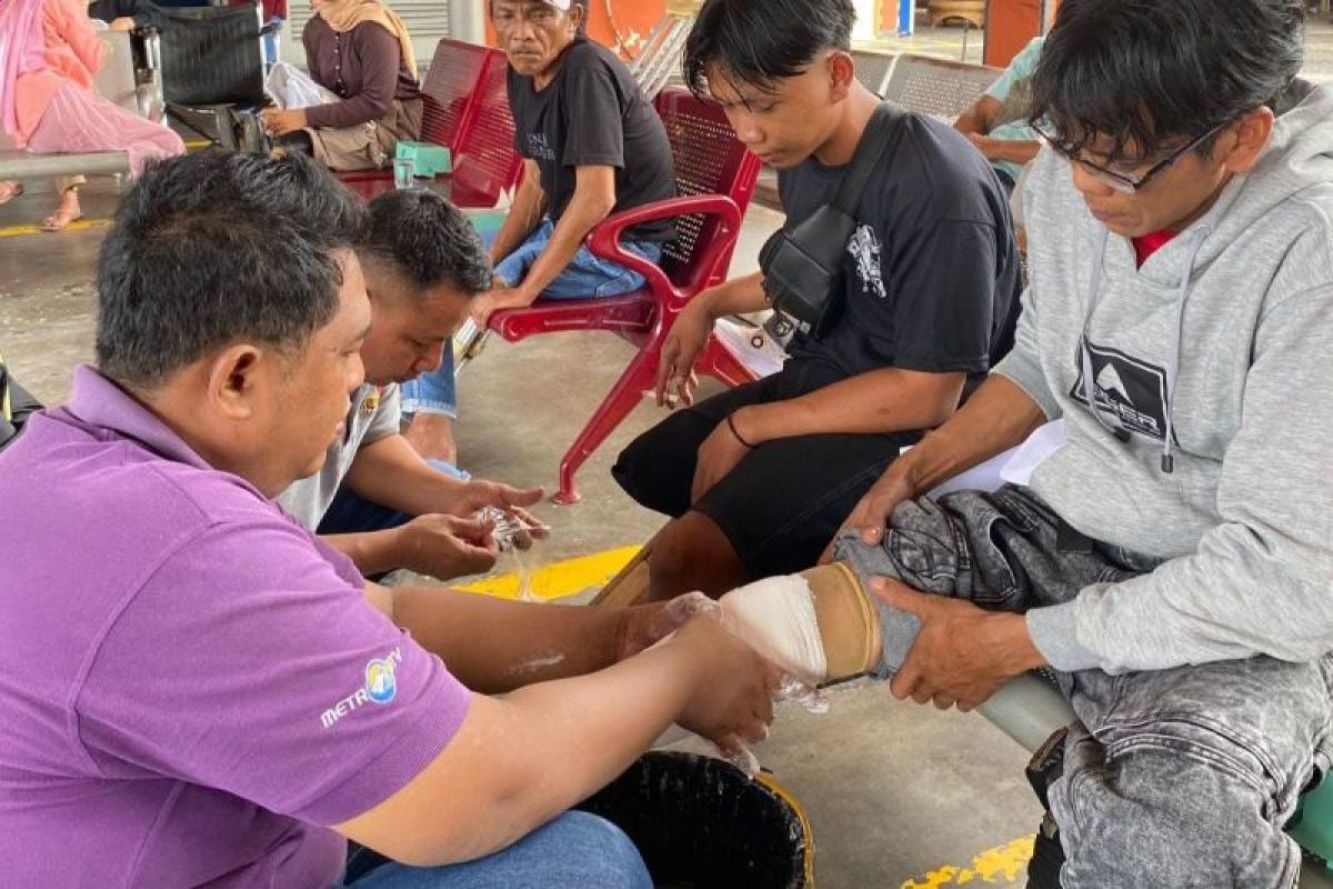 Disabilitas fisik Agam dapat bantuan kaki palsu dari PT Angkasa Pura