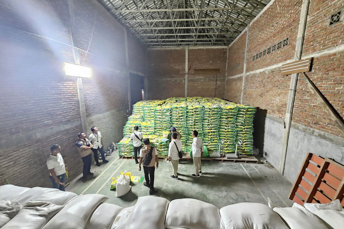 Satgas pangan gerebek gudang beras oplosan di wilayah Lombok Timur