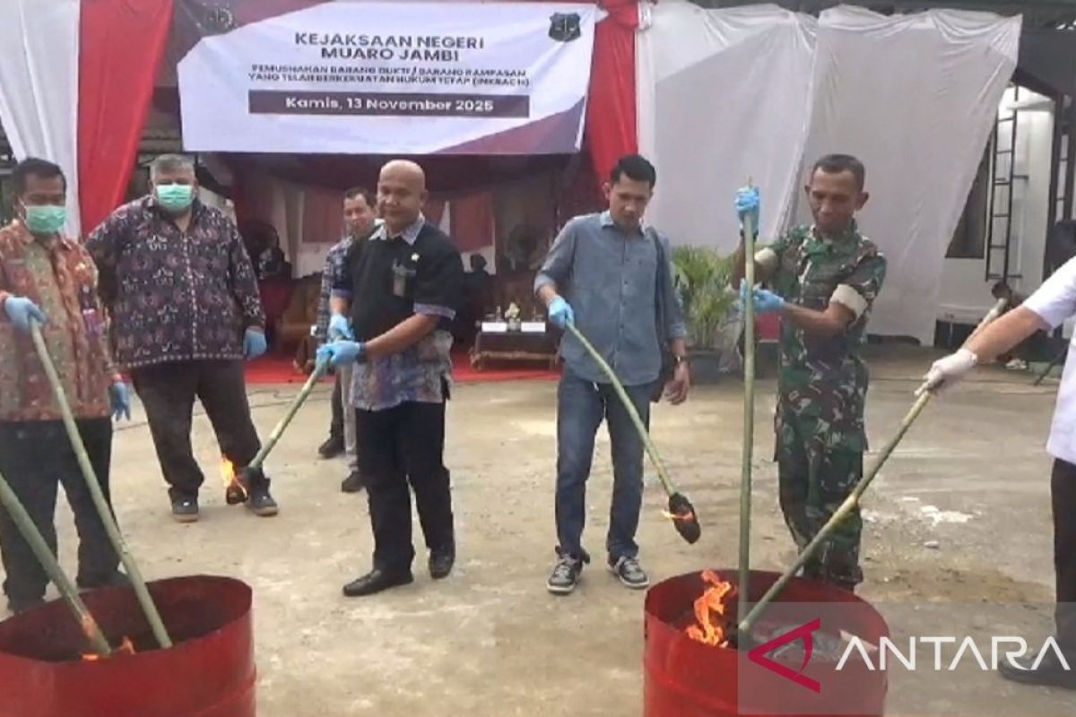 Kejari Muaro Jambi memusnahkan barang bukti narkoba dan senpi