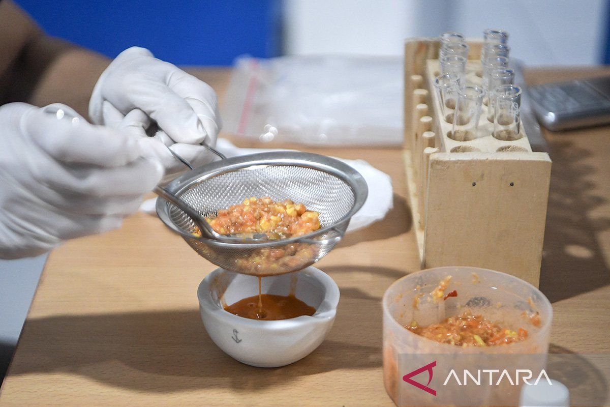 Uji kualitas makanan program MBG di Samarinda