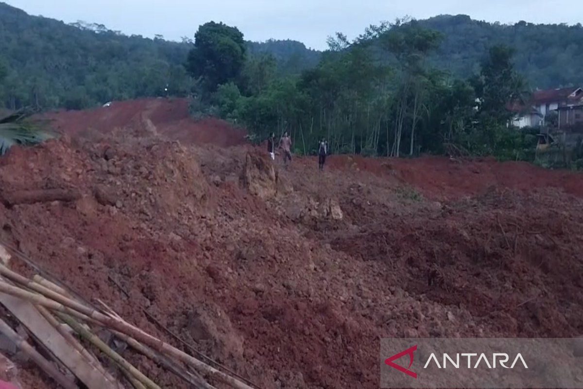 Tim SAR gabungan cari puluhan korban longsor di Cibeunying Cilacap