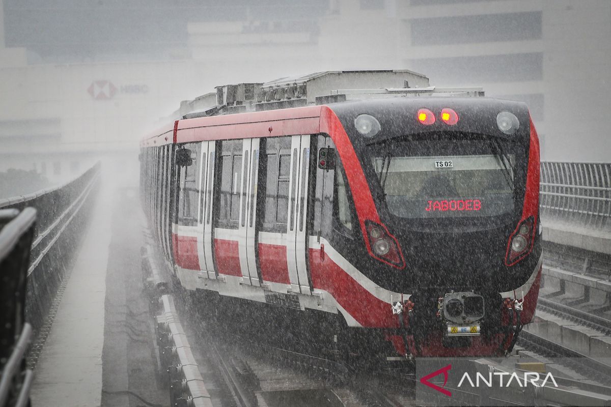 Kemarin, mobil nasional 2027 hingga skytrain LRT Jabodebek