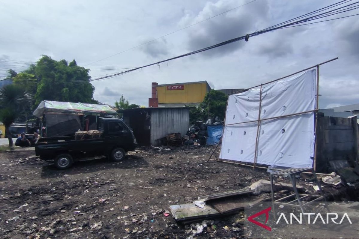 Kerahkan 11 truk, Pemkot Bandung mulai bersihkan sampah menumpuk