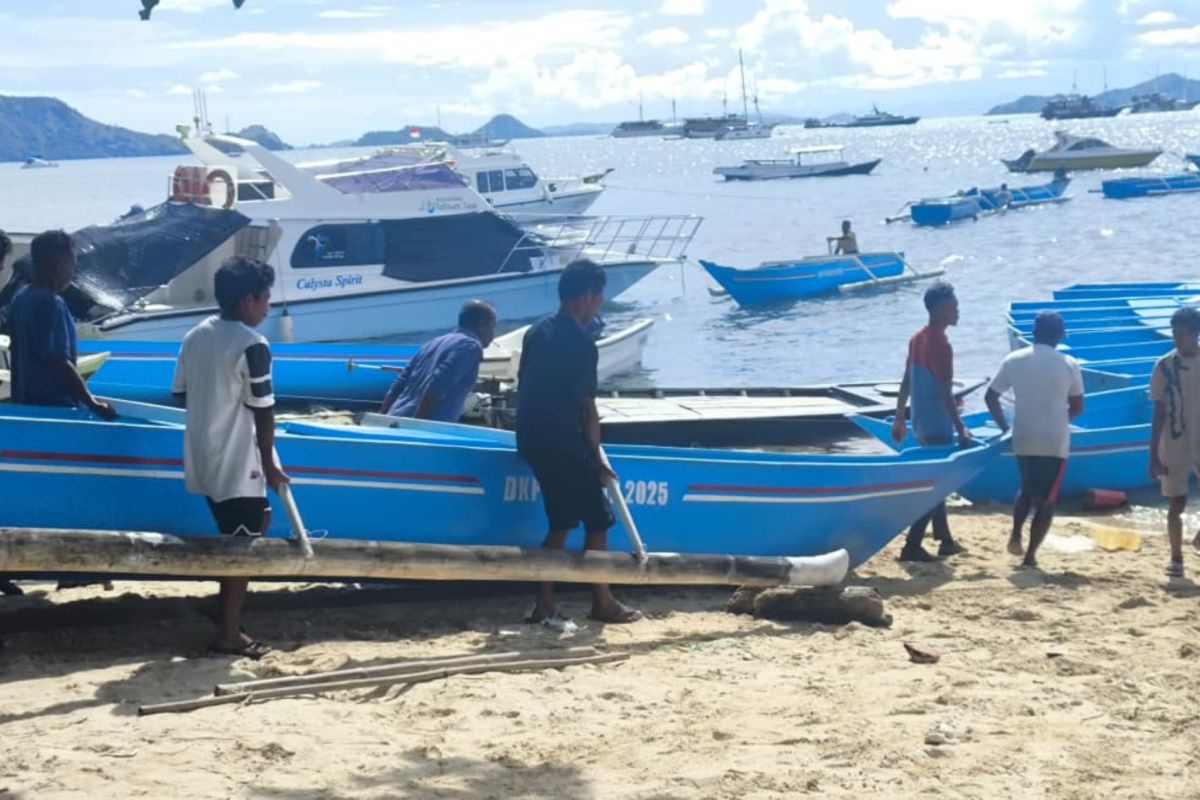 Pemkab Manggarai Barat menyalurkan bantuan kapal ketinting bagi nelayan