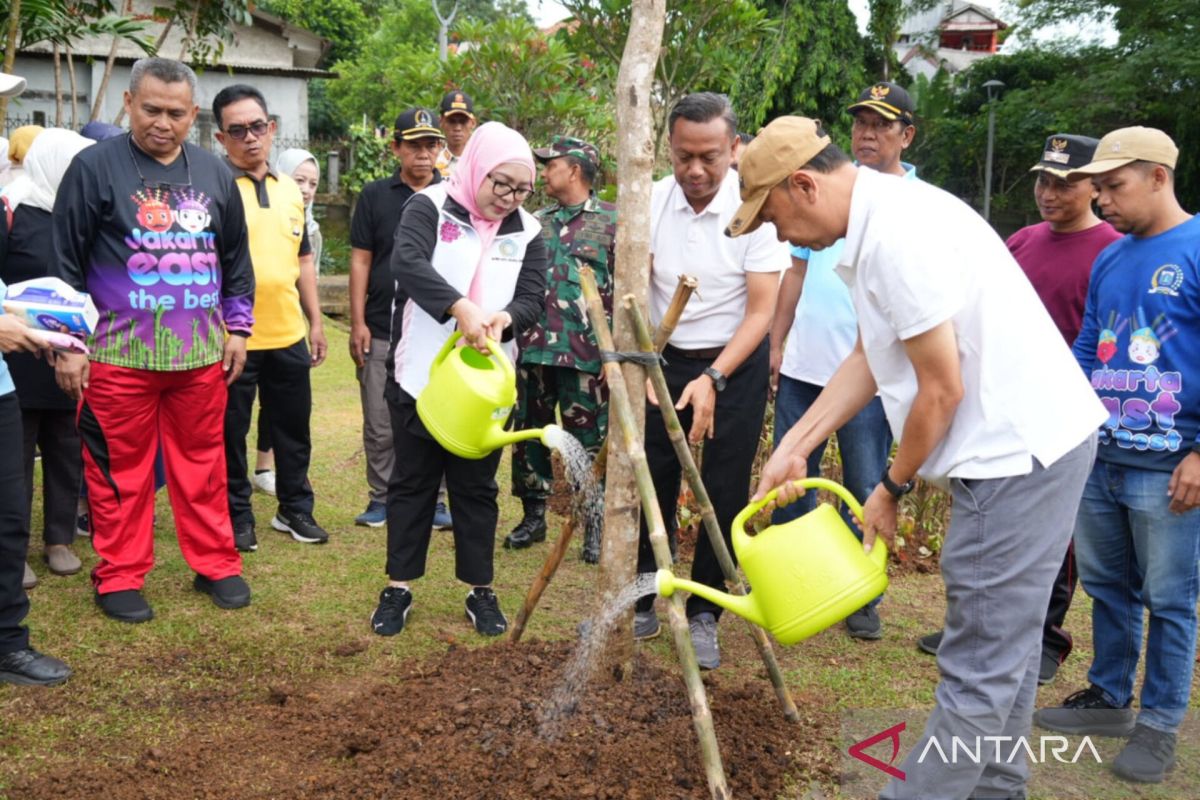 Pemkot Jaktim tanam pohon tabebuya untuk jaga kualitas udara