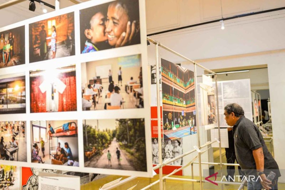 Puluhan karya jurnalistik capaian setahun pemerintahan Prabowo-Gibran dipamerkan di Bandung