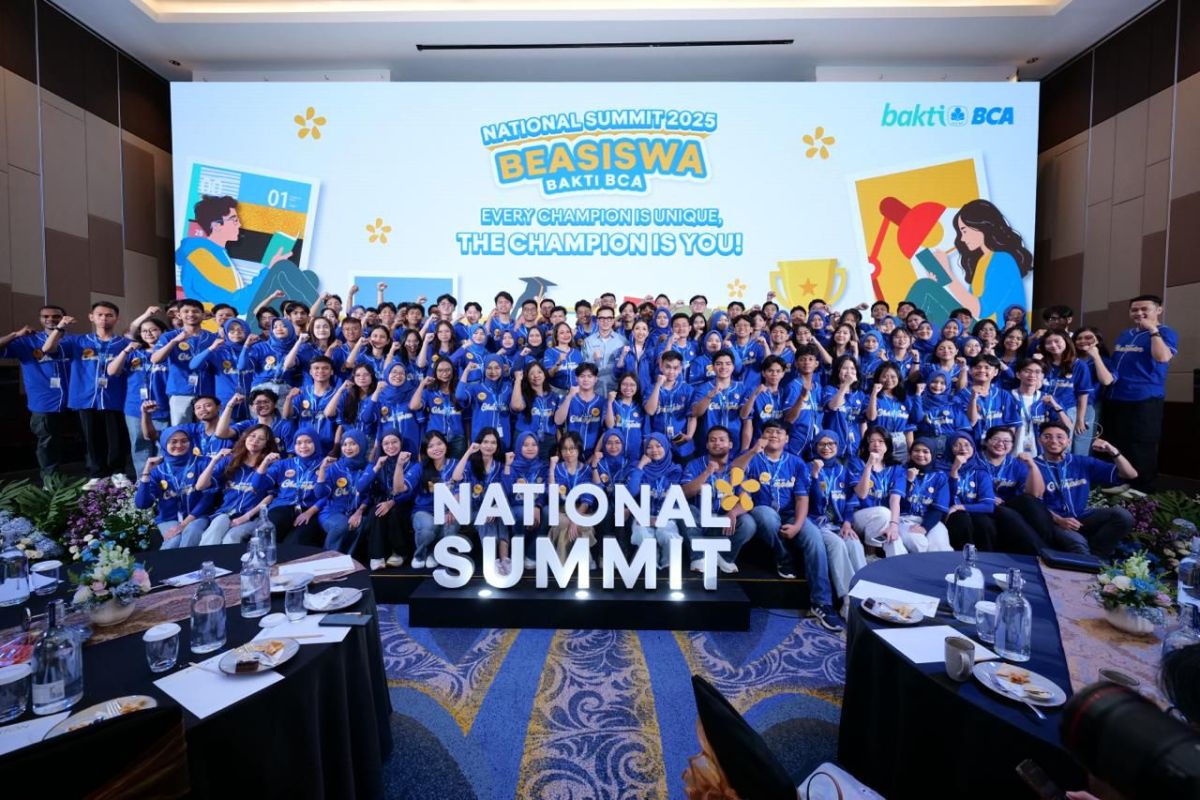 Direksi BCA dan Nicholas Saputra Berbagi Inspirasi dalam National Summit Beasiswa Bakti BCA 2025