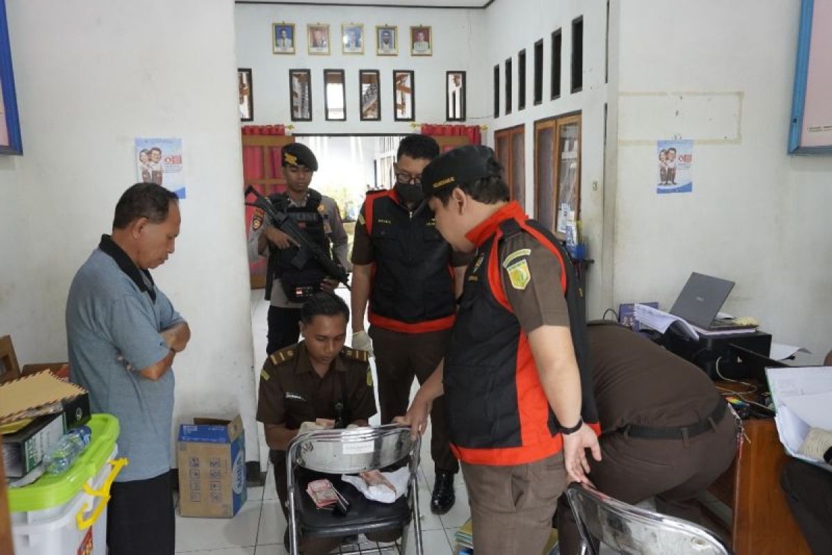 Kejari Flotim menyita 1.297 barang bukti saat geledah kantor BKPSDMD