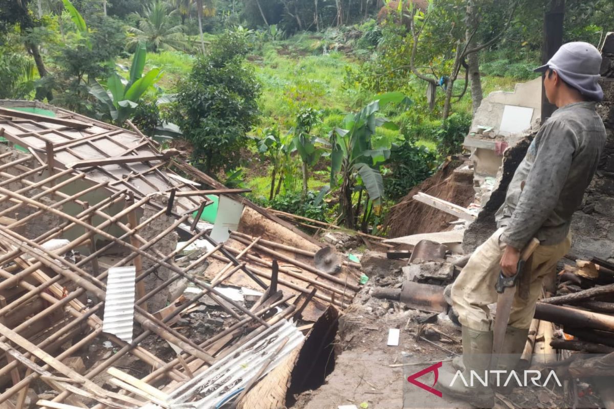 BPBD Cianjur turunkan petugas karena pergeseran tanah terus meluas