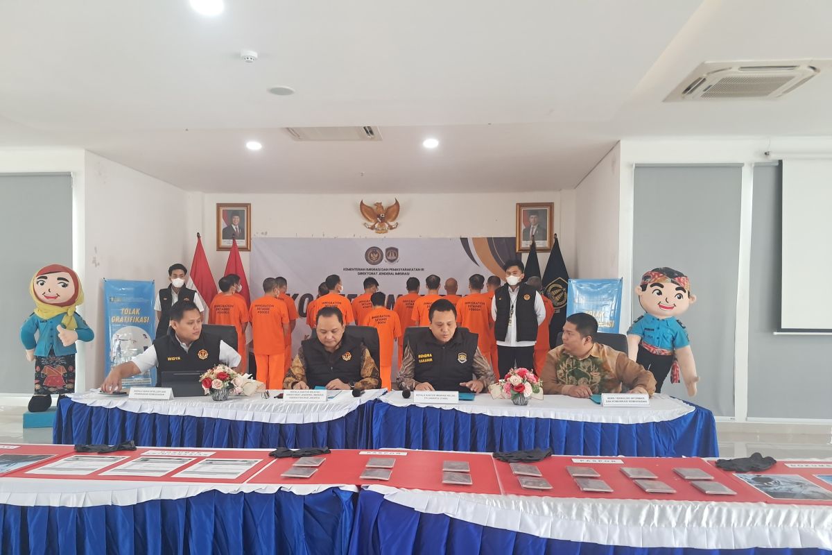 Imigrasi Jakut tangkap 14 WNA China yang jadi buruh di Kelapa Gading