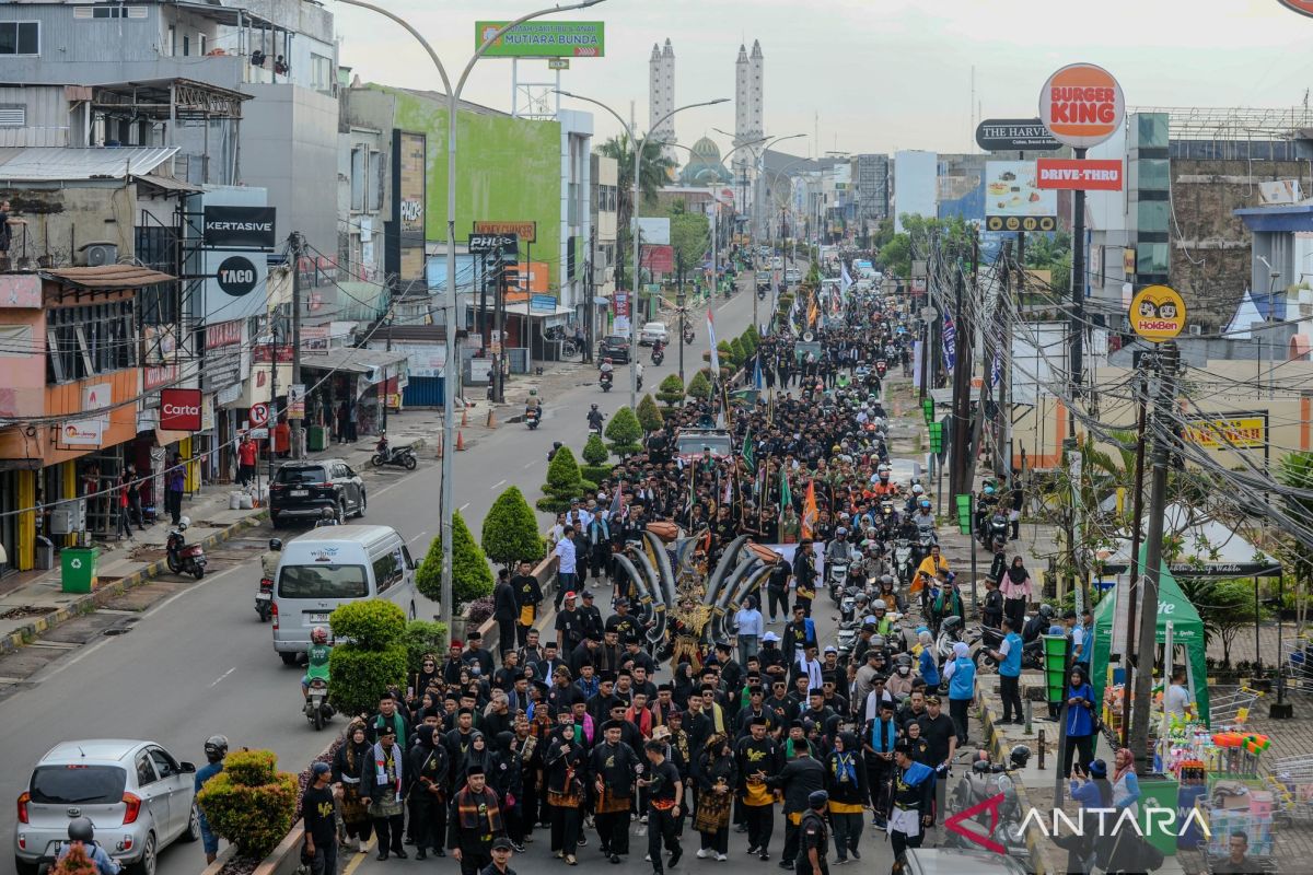 Saat ratusan pesilat dengan golok padati jalanan Kota Cilegon