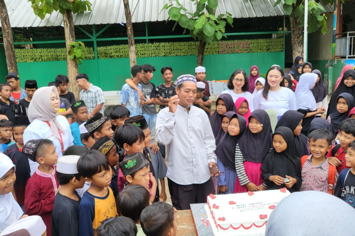 Ranch Market beri ratusan paket untuk anak sekolah alam Bantar Gebang
