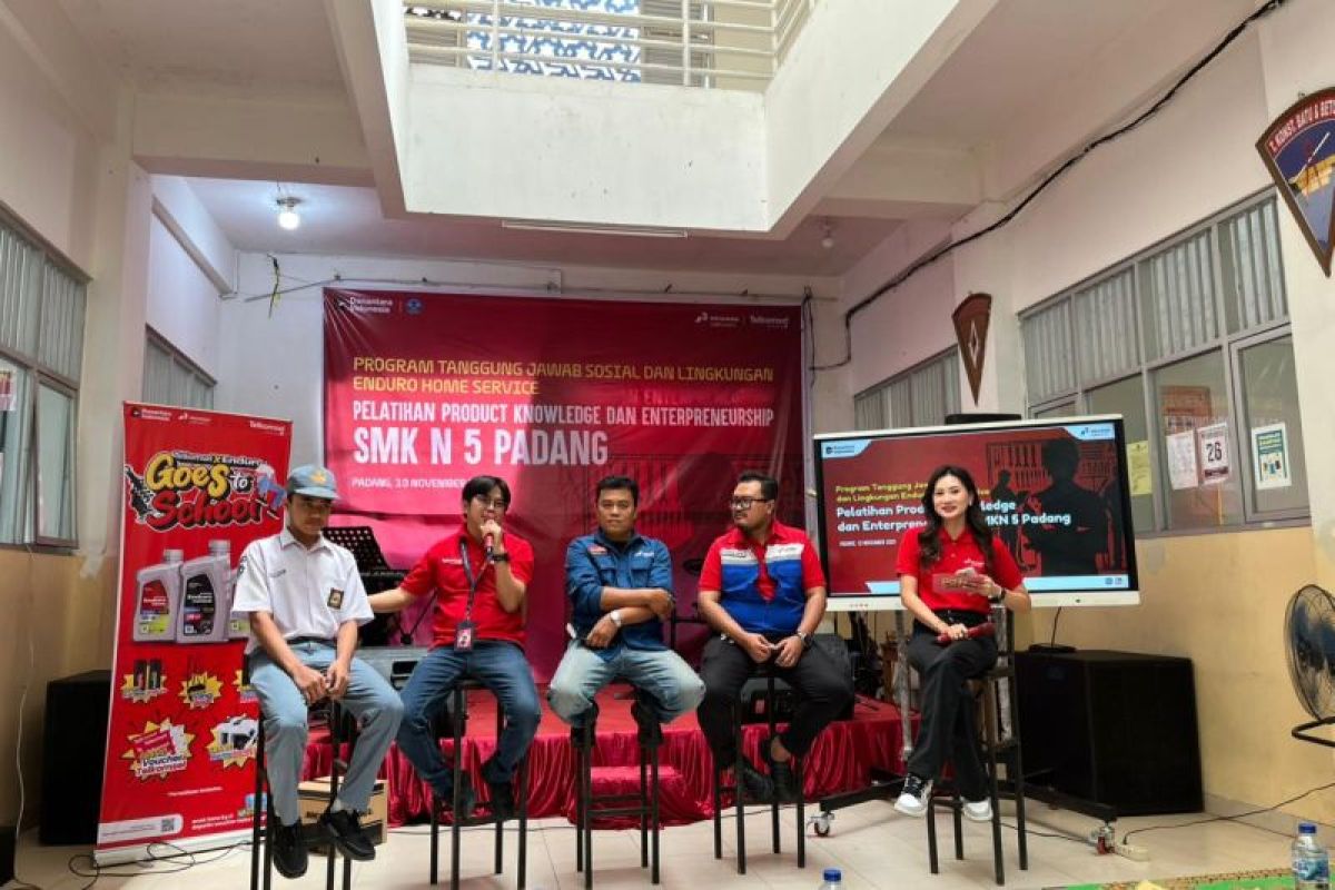 Telkomsel x Enduro Goes to School perdana digelar di Padang