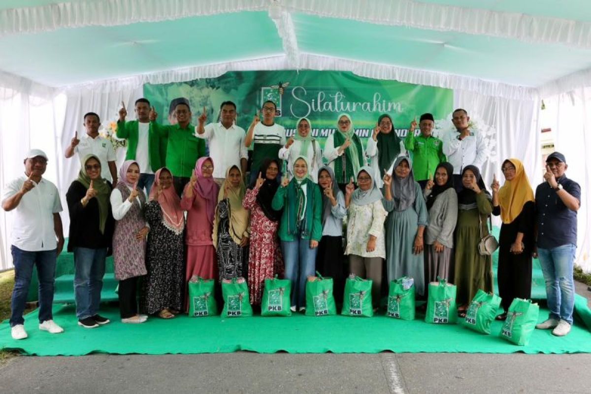 Rustini Muhaimin beri baksos dan sapa warga Kota Masohi, Maluku