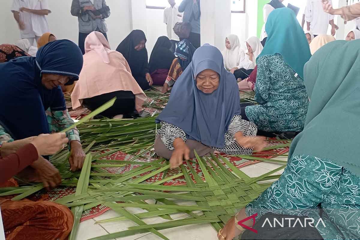Puluhan peserta sekolah lansia di Aceh Besar belajar anyaman