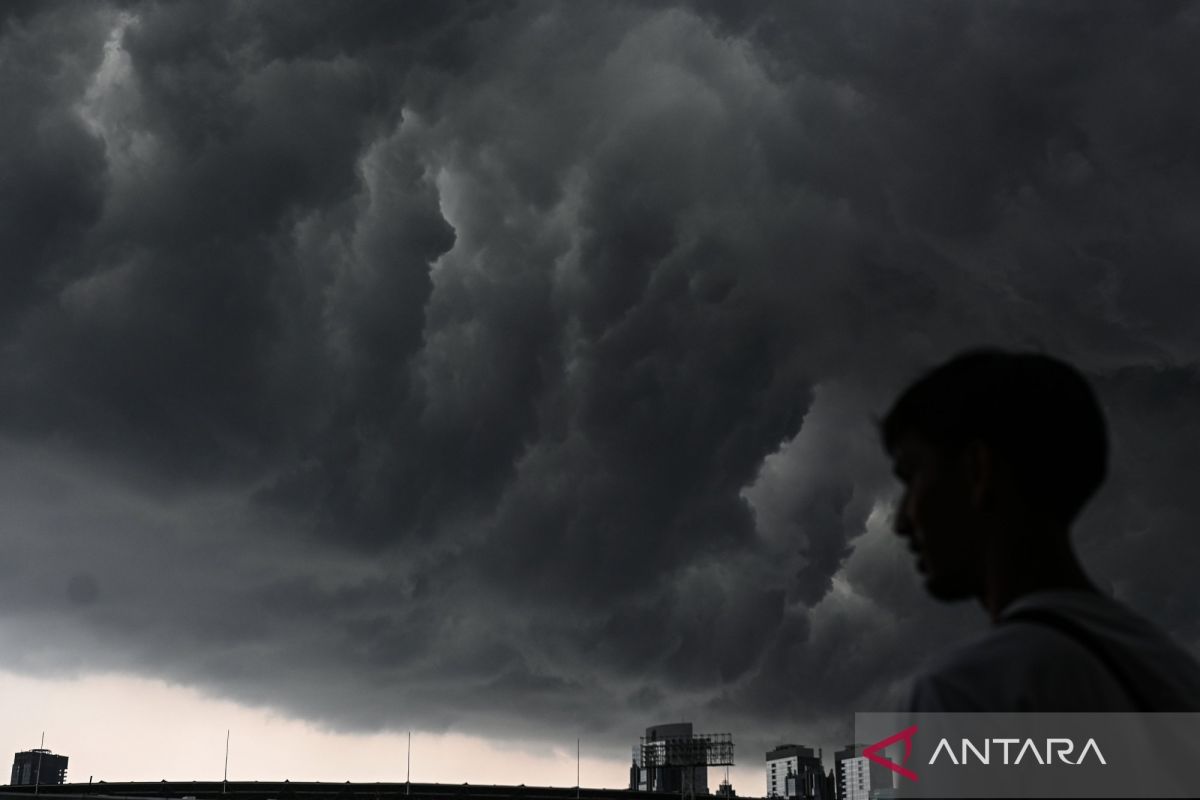 Sebagian Jakarta diselimuti awan tebal di Senin pagi