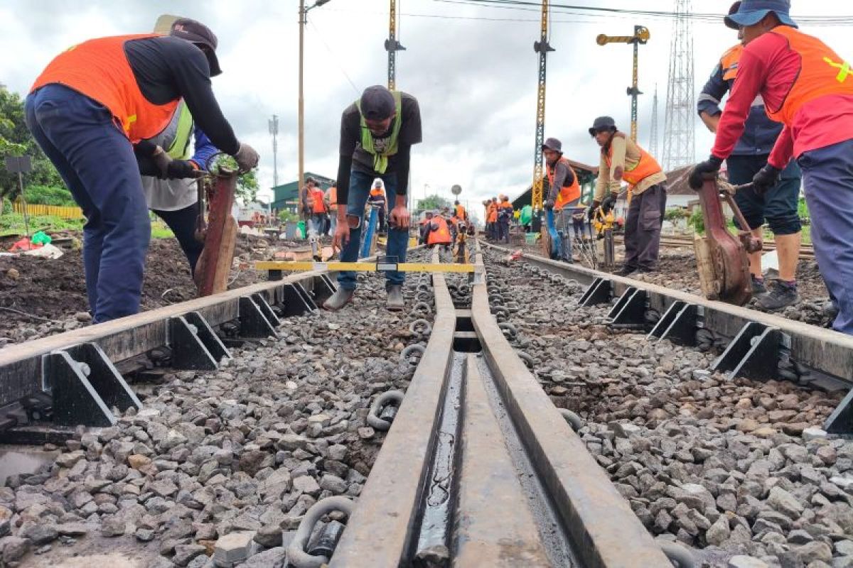 Daop 7 ganti wesel kereta api di area Blitar