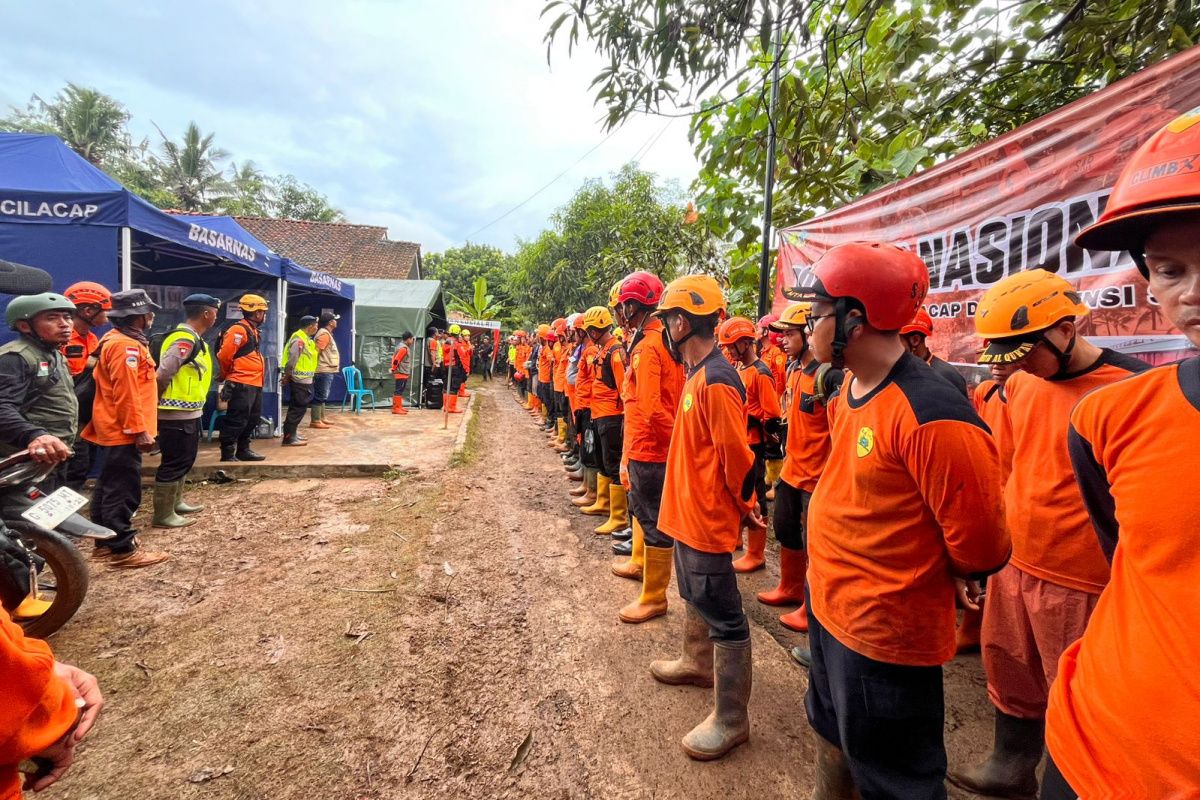 Tim SAR persempit area pencarian 12 korban bencana longsor di Cilacap