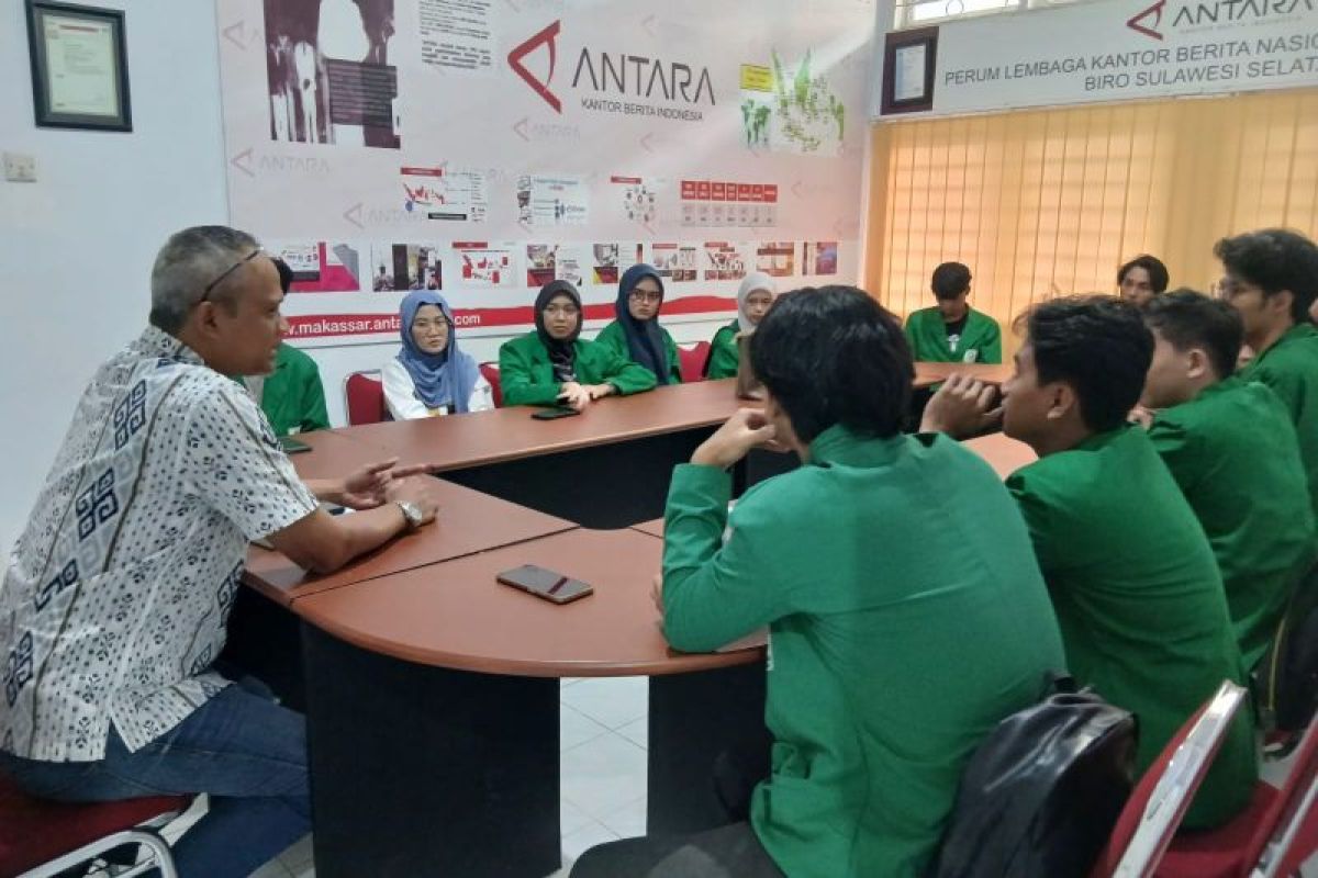 Puluhan mahasiswa UIN Alauddin Makassar "serbu" markas LKBN ANTARA Sulsel