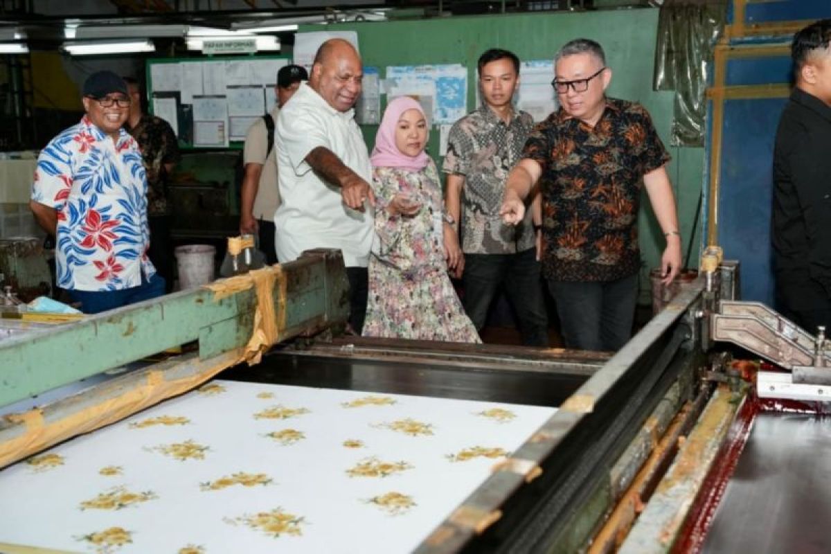 Gubernur Fakhiri jajaki kerja sama dengan pengusaha tekstil majukan UMKM di Papua