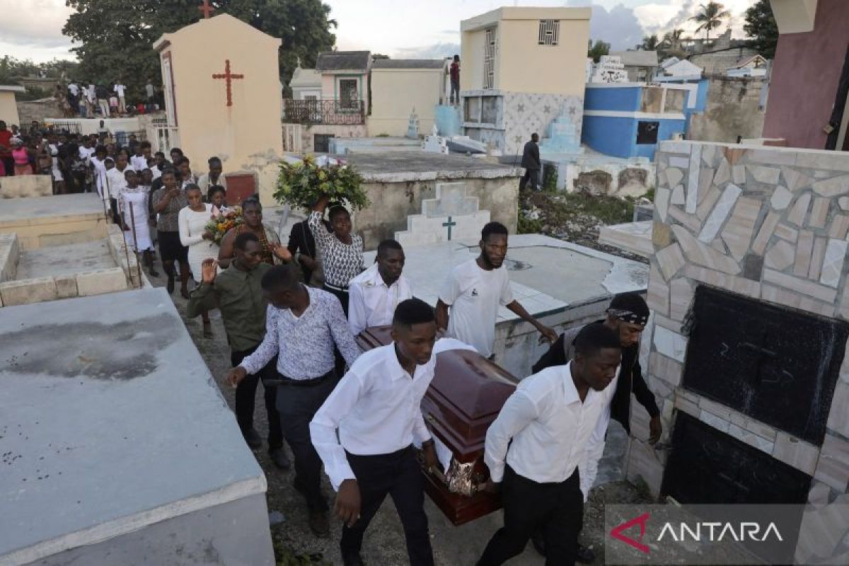 Pemakaman massal puluhan korban badai Melissa di Petit-Goave, Haiti