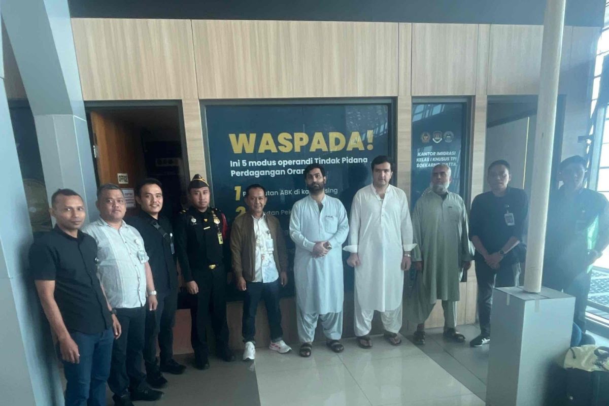 Hukum, dari WNA Pakistan dideportasi hingga mahasiswa penggerak HAM